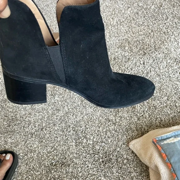 Franco Sarto Woman’s Suede Boots in SZ 6 in gently used condition - Picture 4 of 6